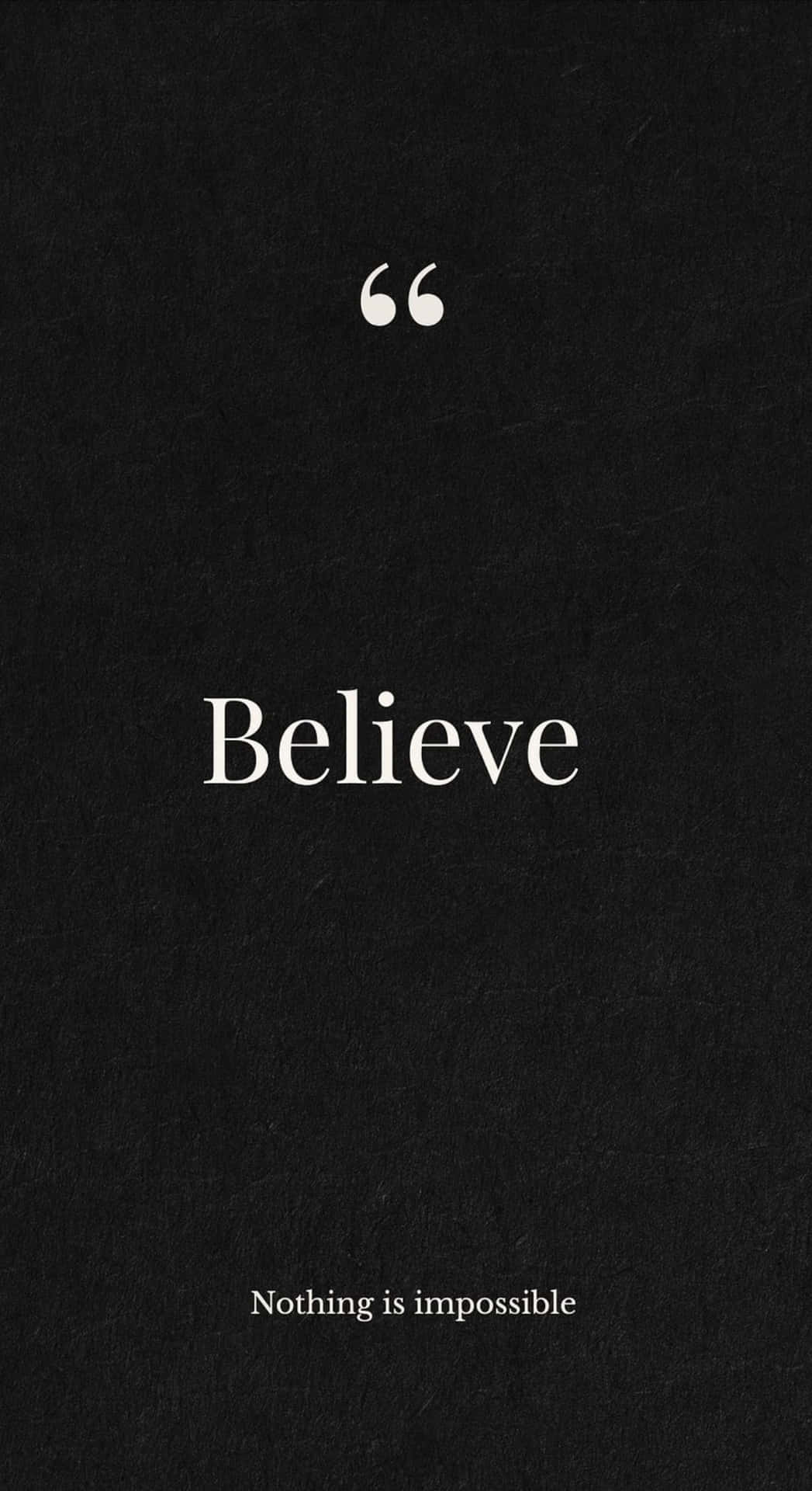  壁紙 — 一個極簡的黑色紋理背景，以白色襯線字體顯示「Believe」一詞，上方有引號，下方有「Nothing is impossible」這句話。