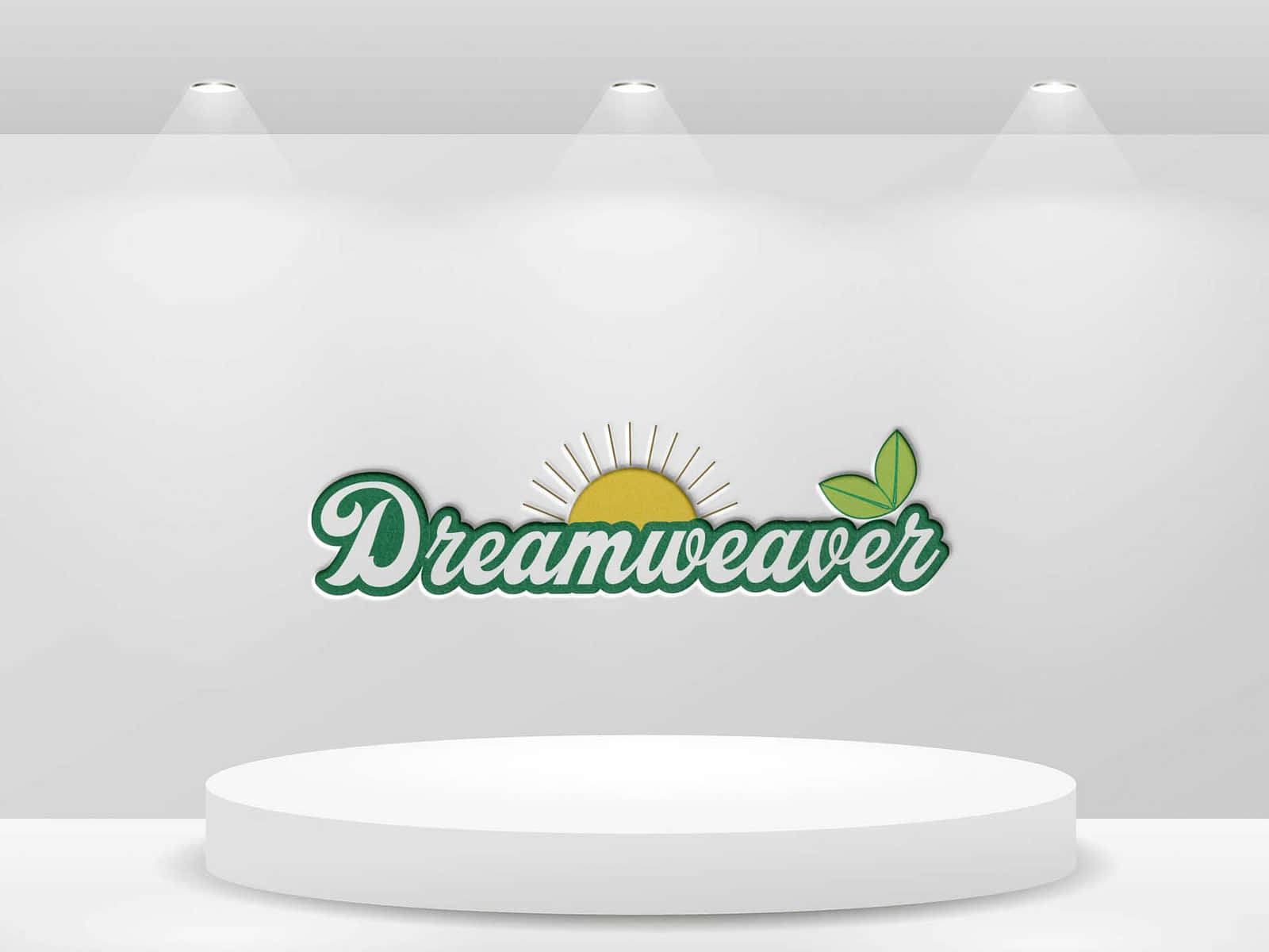  壁紙 — 一個為「Dreamweaver」設計的極簡標誌，帶有太陽和葉子圖案，展示在白色牆壁上，位於圓形底座上方，在聚光燈下。