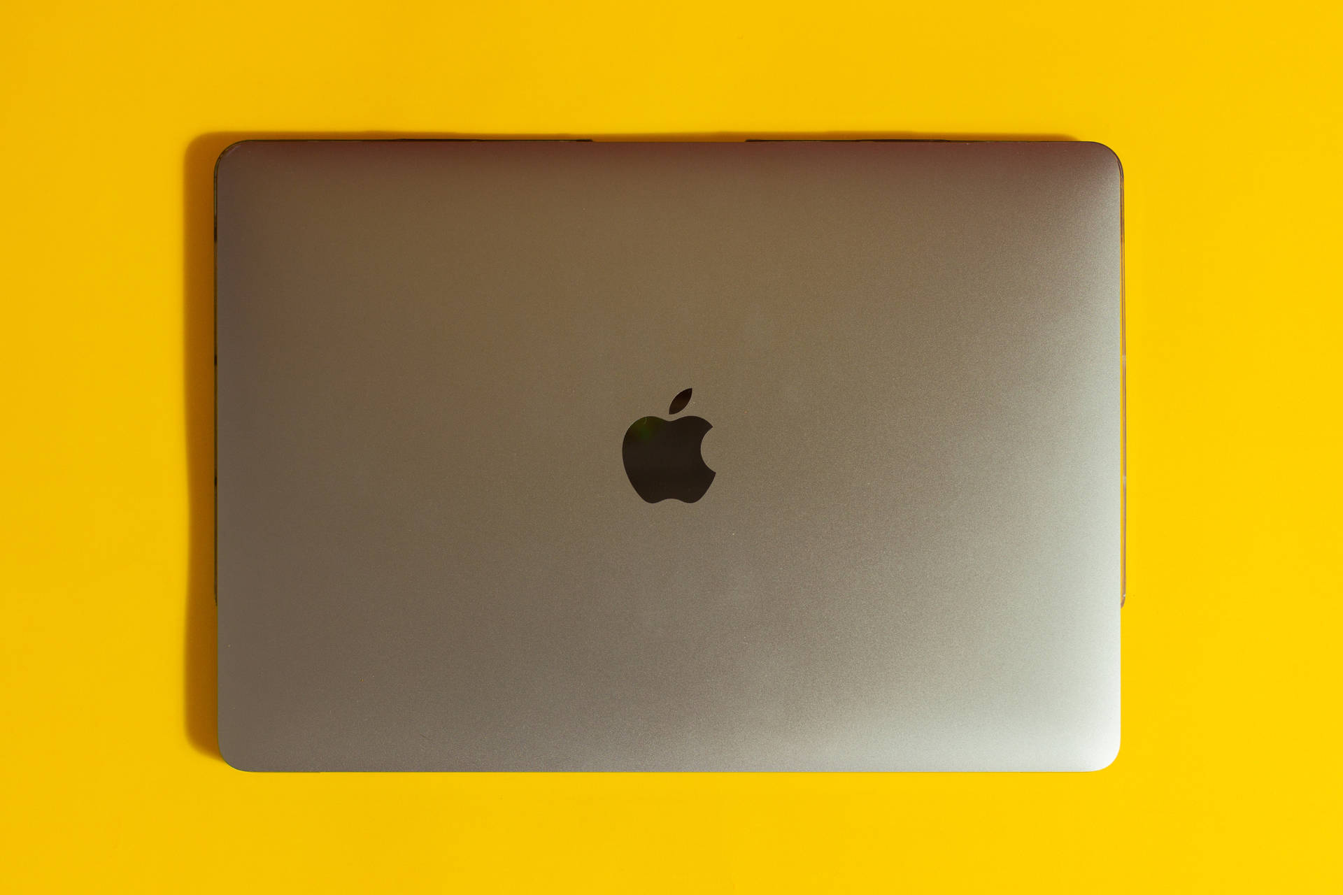 極簡主義 Mac 工作空間，帶點優雅氣息