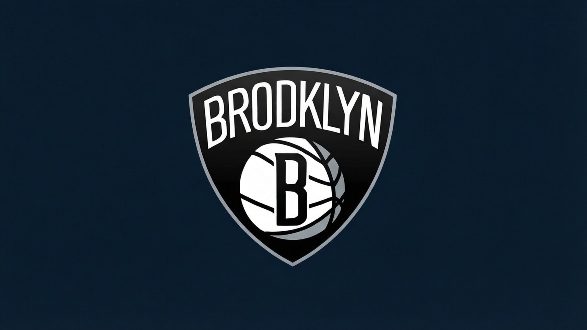 Minimalist Nets Logo 壁紙 — 布魯克林籃網標誌居中於深藍色背景上，帶有白色和黑色盾牌設計。