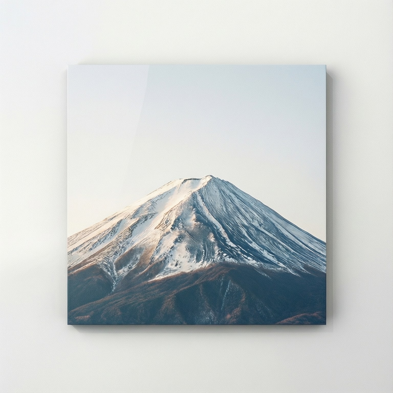 一座白雪覆蓋的山峰，崎嶇的山坡，柔和的光線下。