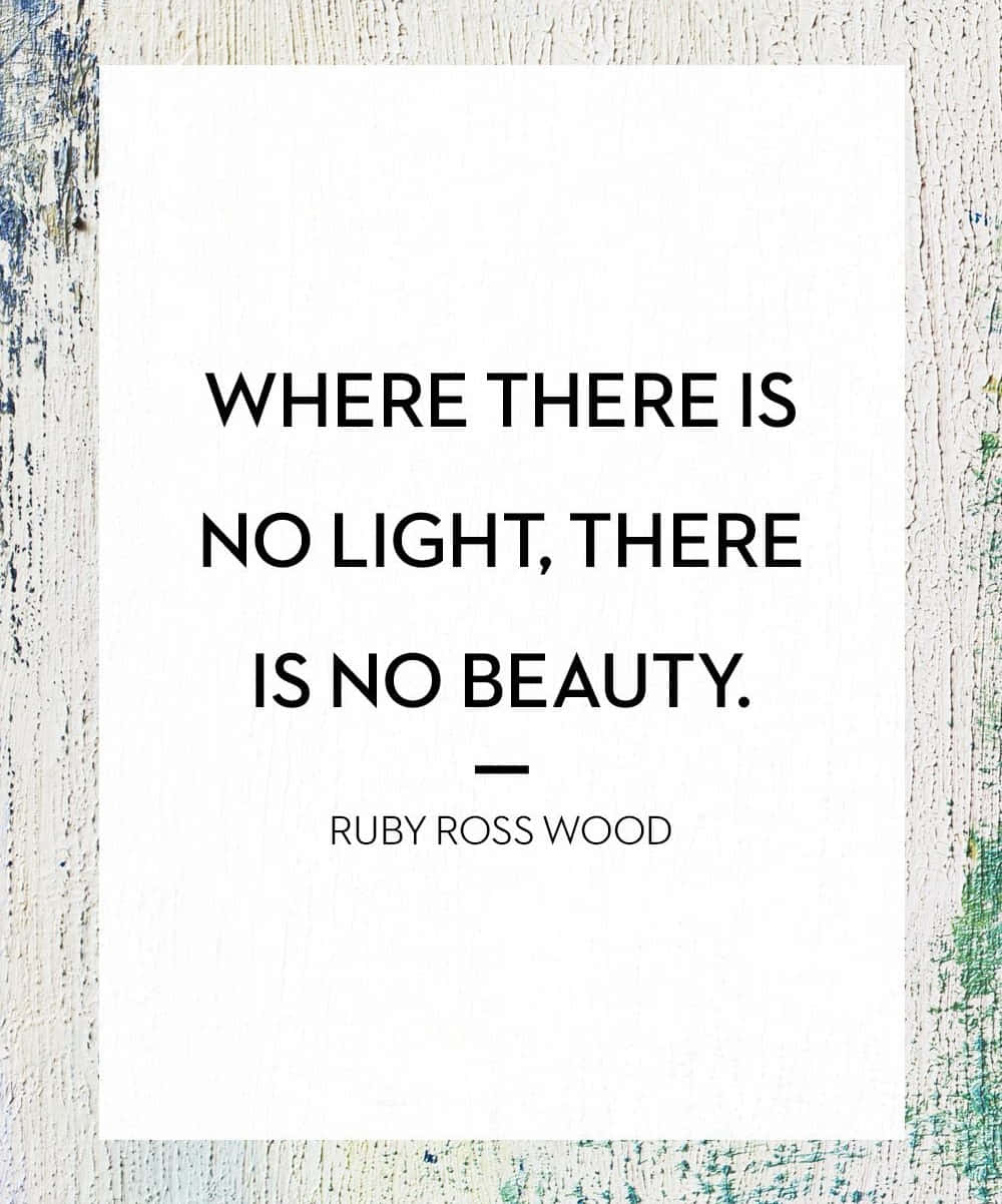 Beauty Quotes 桌布 壁紙 — 一張極簡風格的名言海報，白紙上印有粗體黑色文字，安裝在經風化的白色粉刷木牆上。