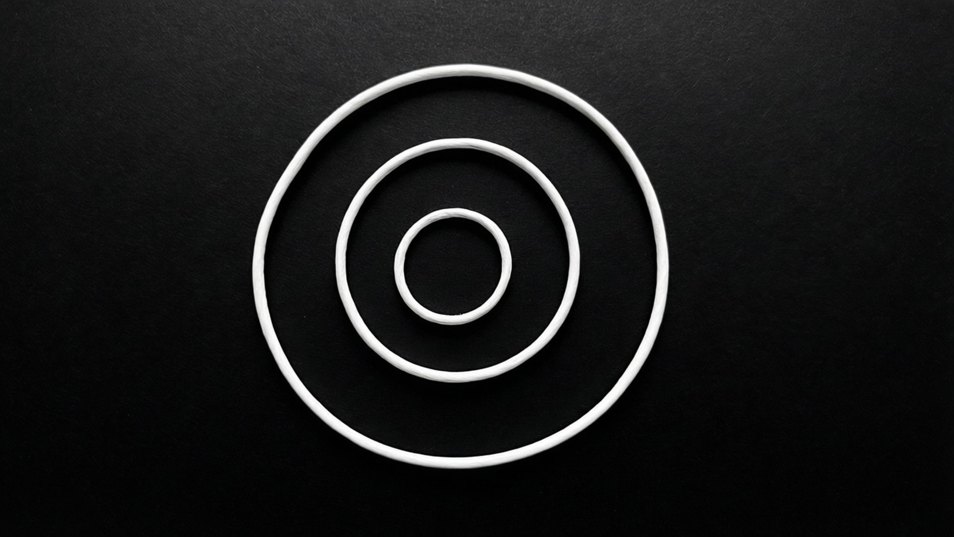 White concentric rings on black background 壁紙