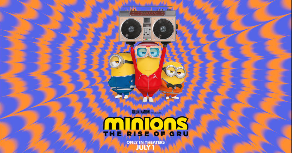 《Minions：格魯的崛起》Boombox場景 壁紙 — 三個身穿色彩繽紛服裝的迷你兵團，在旋轉的橙色和藍色迷幻背景前拿著一個手提音響。