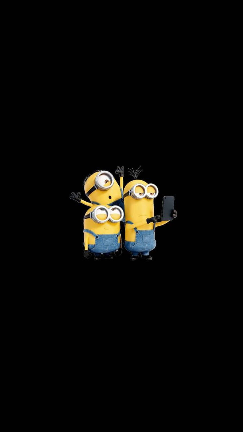 Minions召集令！ 壁紙 — 兩個穿著藍色工裝褲的黃色迷你兵在黑色背景前愉快地擺姿勢，其中一個拿著電話。