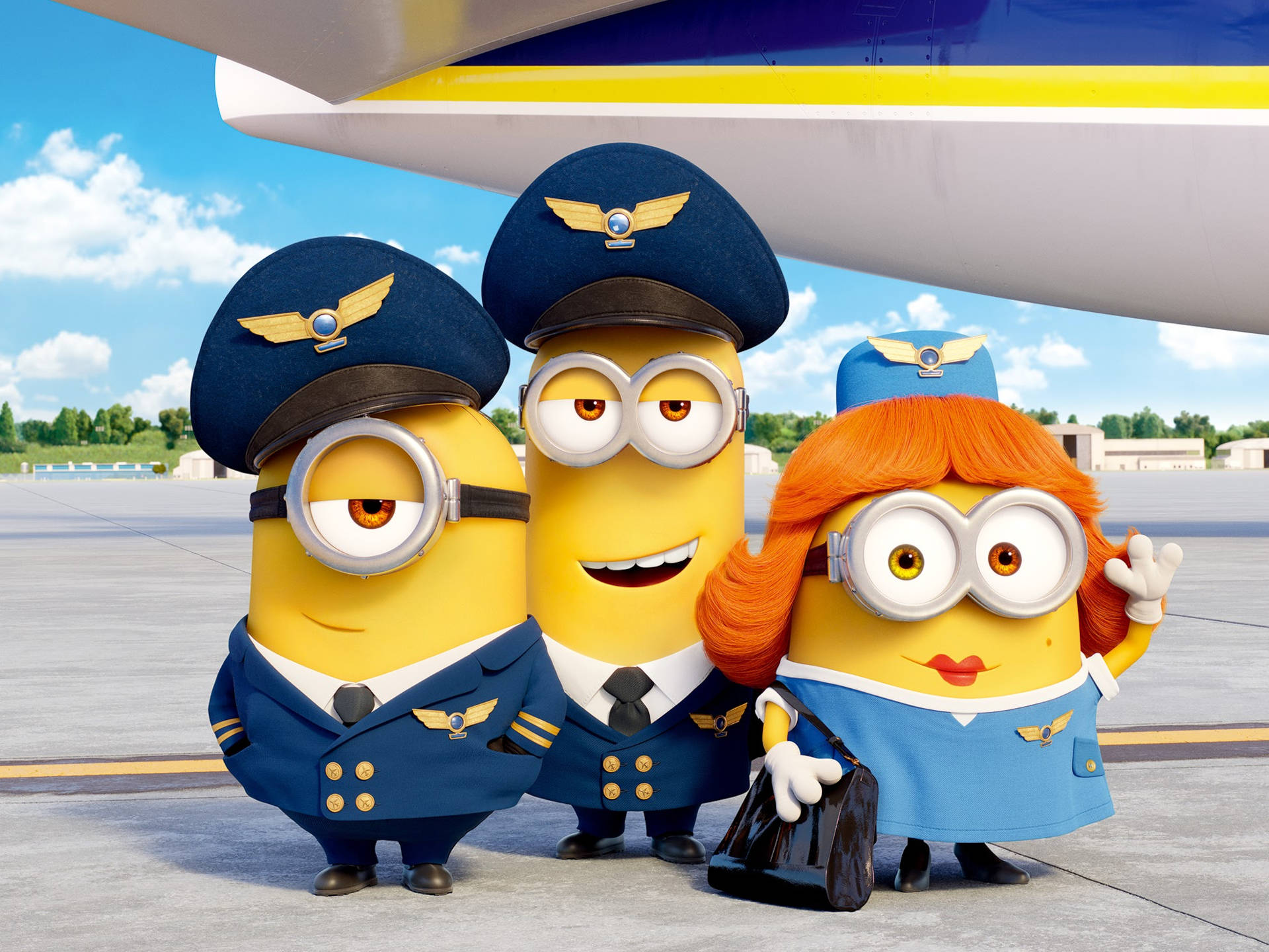 三個迷你兵團打扮成機長和空中服務員在飛機翼下揮手。