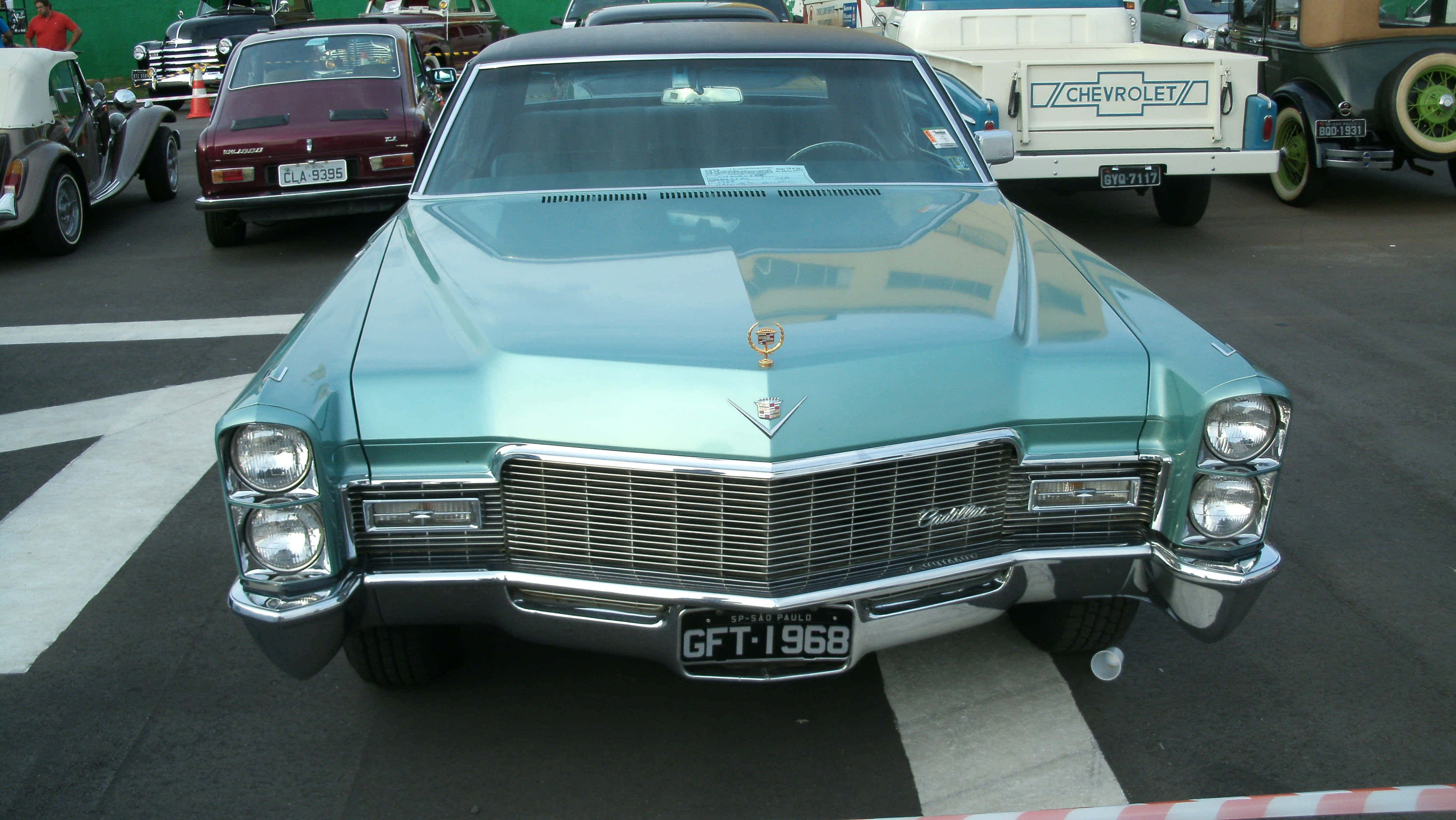 Cadillac Deville 桌布 壁紙 — 一輛薄荷綠色的1968年凱迪拉克，帶有鍍鉻格柵和雙頭燈，停在經典車展上。