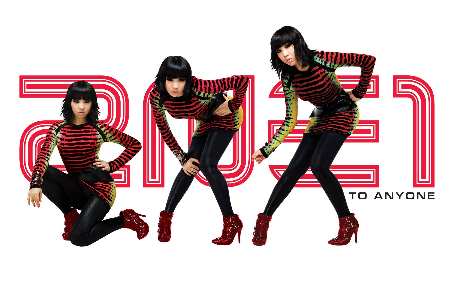 Minzy《To Anyone》海報 壁紙 — 三位女性穿著大膽的紅黑綠條紋服裝，在純白背景上擺出動感姿勢，背景有大型紅色文字。