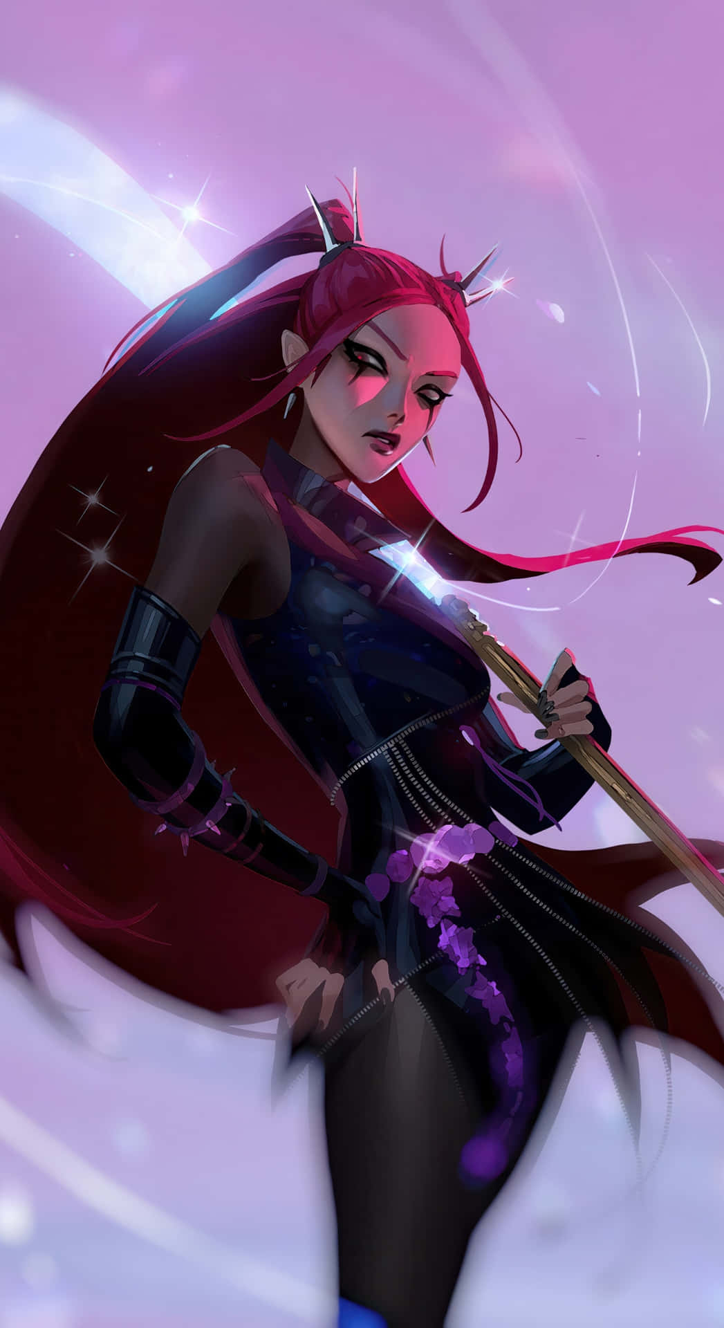 Mira Kpop 暗黑獵魔人 壁紙 — 一位擁有紅髮和角的兇猛動漫戰士，在閃爍的粉紅色宇宙背景下揮舞著發光的劍。
