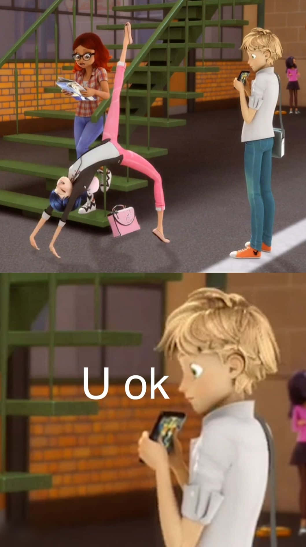 《Miraculous》趣味對決場景 壁紙 — 一個卡通男孩拿著電話，一個女孩在樓梯上做倒立，另一個女孩在附近觀看。