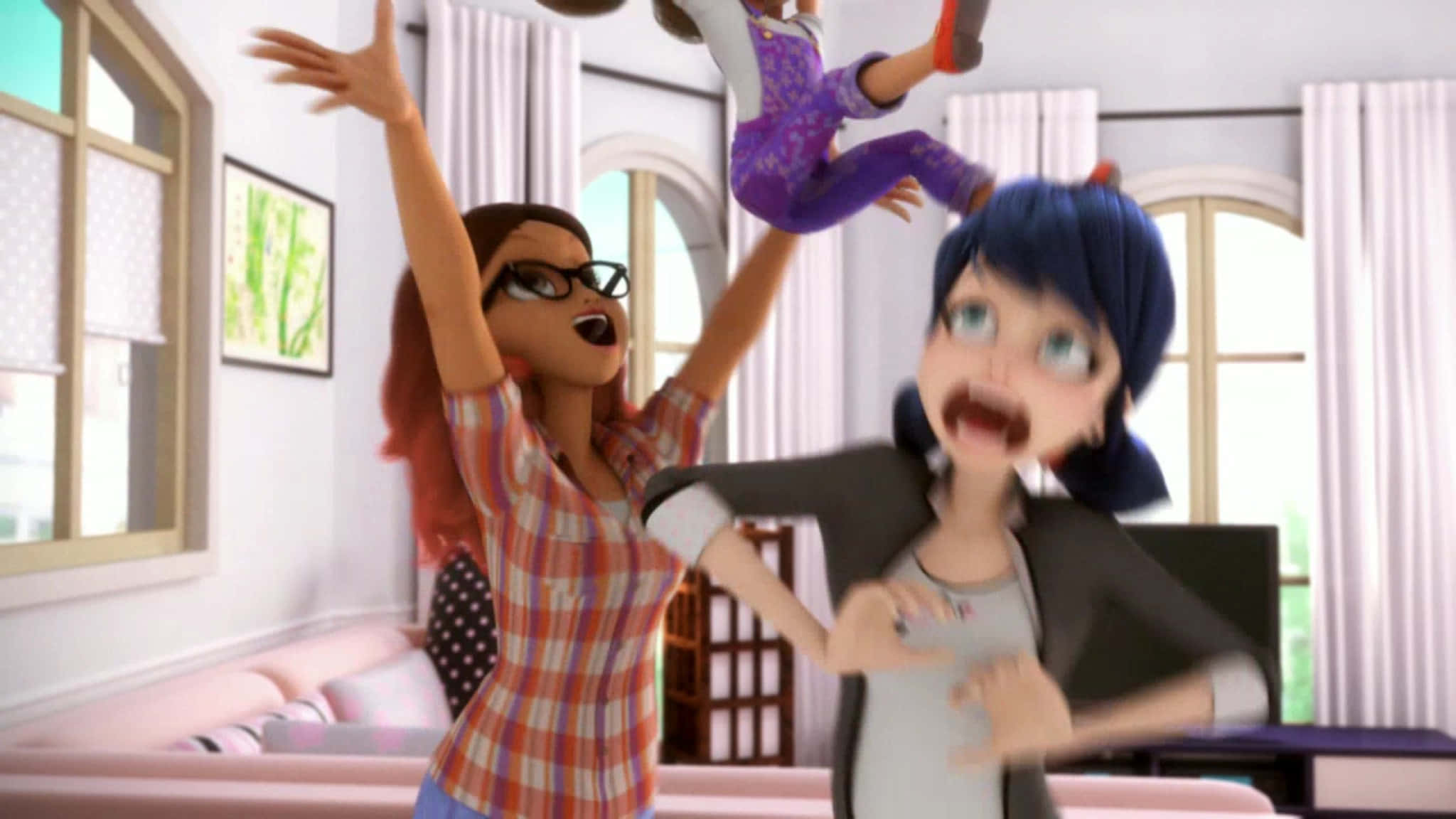 《Miraculous Ladybug》幽默時刻 壁紙 — 兩個動畫女孩在明亮的陽光客廳中，頑皮地將第三個女孩拋向空中。