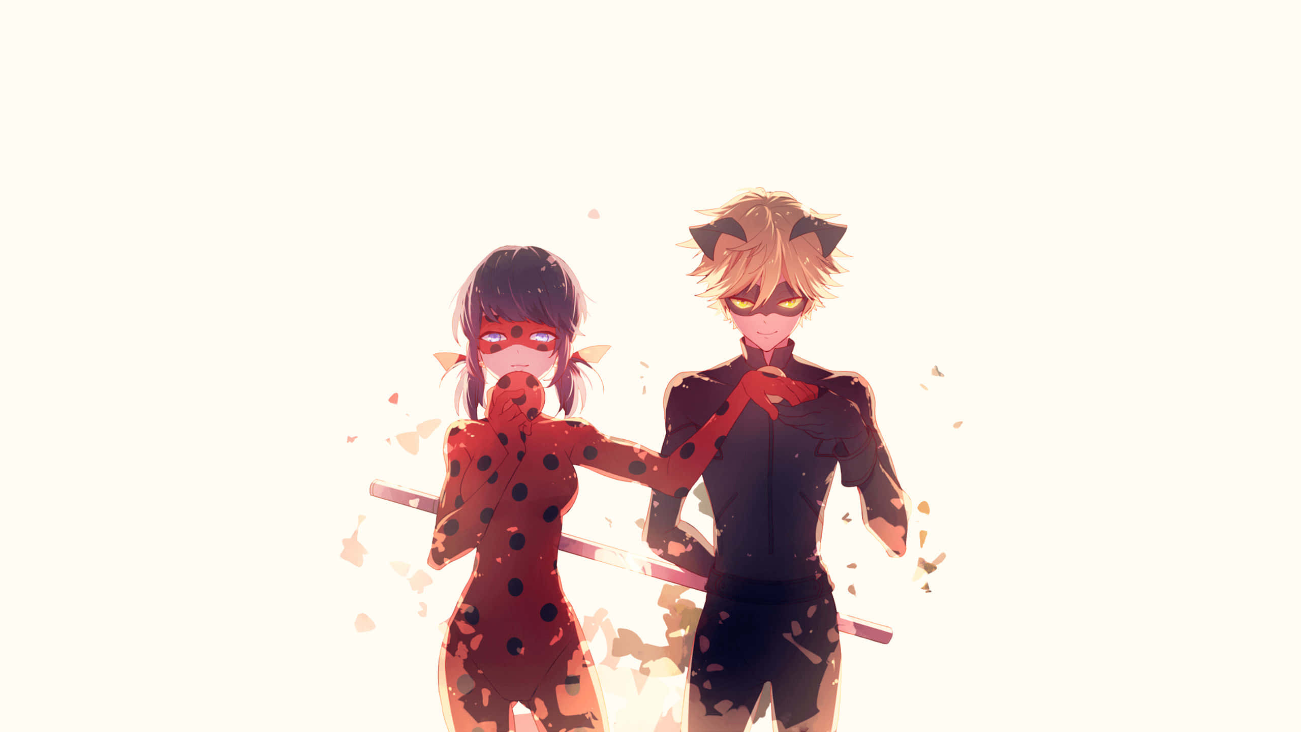 搞笑《Miraculous Ladybug》貓黑動漫風格圖 壁紙 — 兩位身穿紅黑圓點西裝的動漫英雄，在明亮的白色背景下，背光而立，眼睛發光，花瓣飄浮。