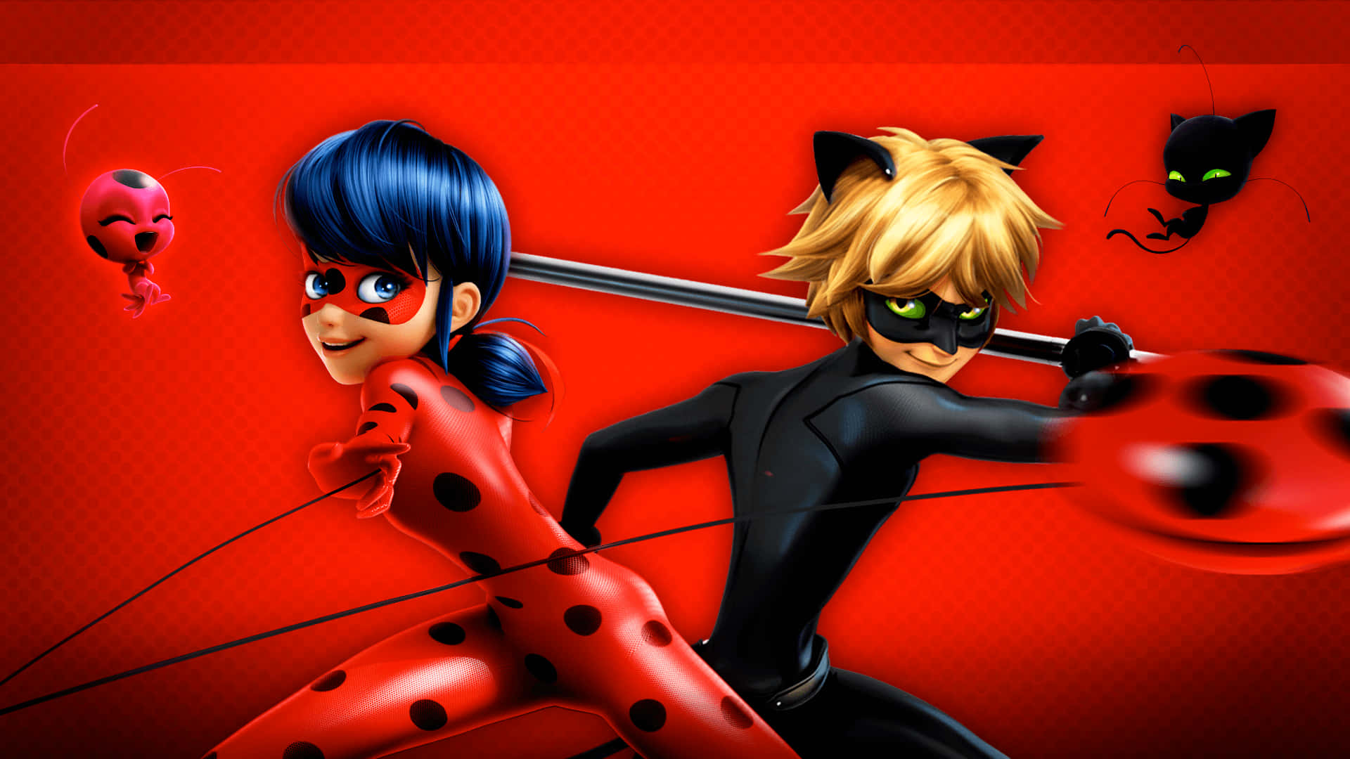 搞笑《Miraculous Ladybug》貓黑超英雄服裝圖 壁紙 — 兩位動畫英雄身穿紅色和黑色超級英雄套裝，在充滿活力的紅色背景前與漂浮的同伴一起動態擺姿勢。