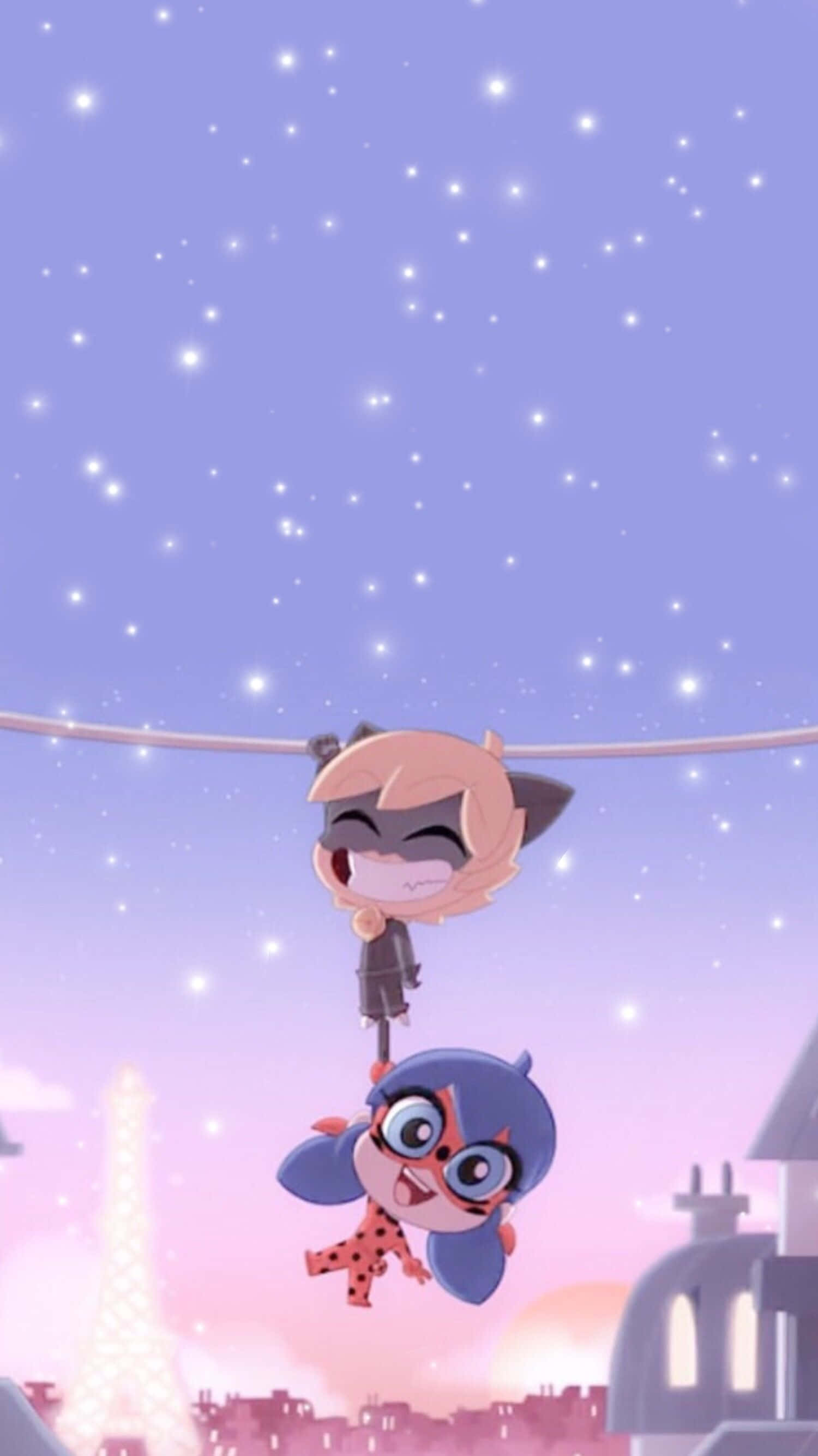 搞笑《Miraculous Ladybug》貓黑Q版星空圖 壁紙 — 兩個動畫超級英雄小孩在巴黎上空繁星點點的暮色天空中快樂地盪著繩索。