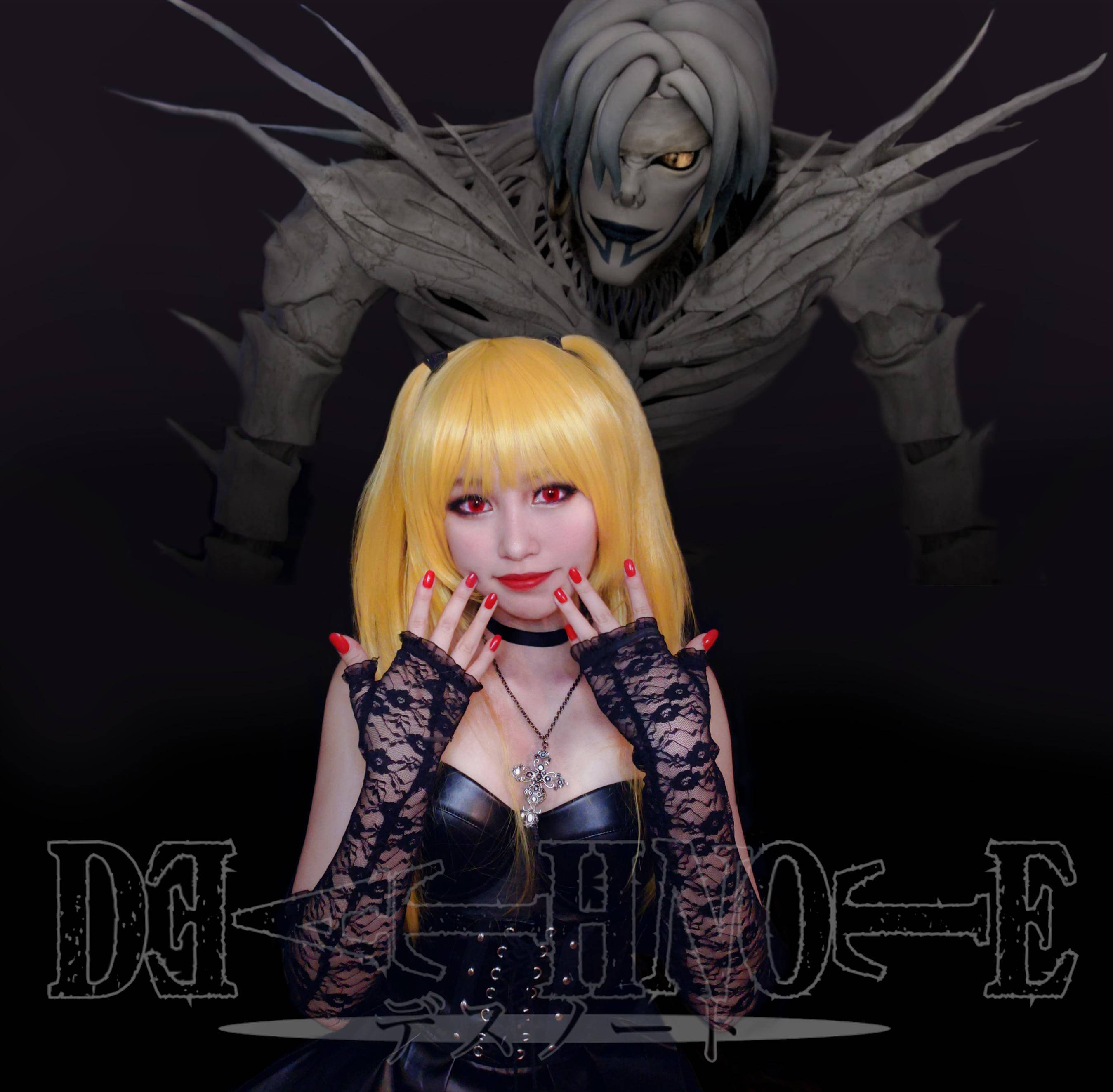 Misa Amane Cosplay 與 Rem 壁紙 — 一位金髮雙馬尾、紅眼的角色扮演者，戴著黑色蕾絲手套，在黑暗背景前擺姿勢，背景中浮現《死亡筆記》中的流克身影。