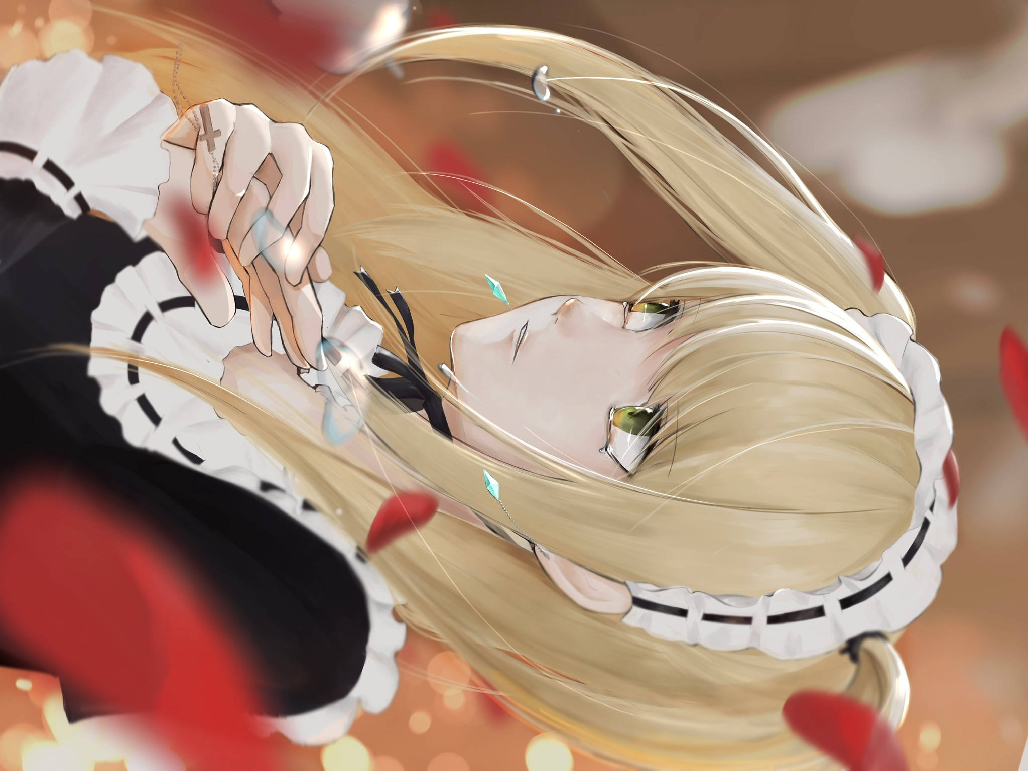 Misa Amane Lolita同人畫 壁紙 — 一個金髮動漫女僕裝的女孩躺在飄落的紅色花瓣中，表情平靜。
