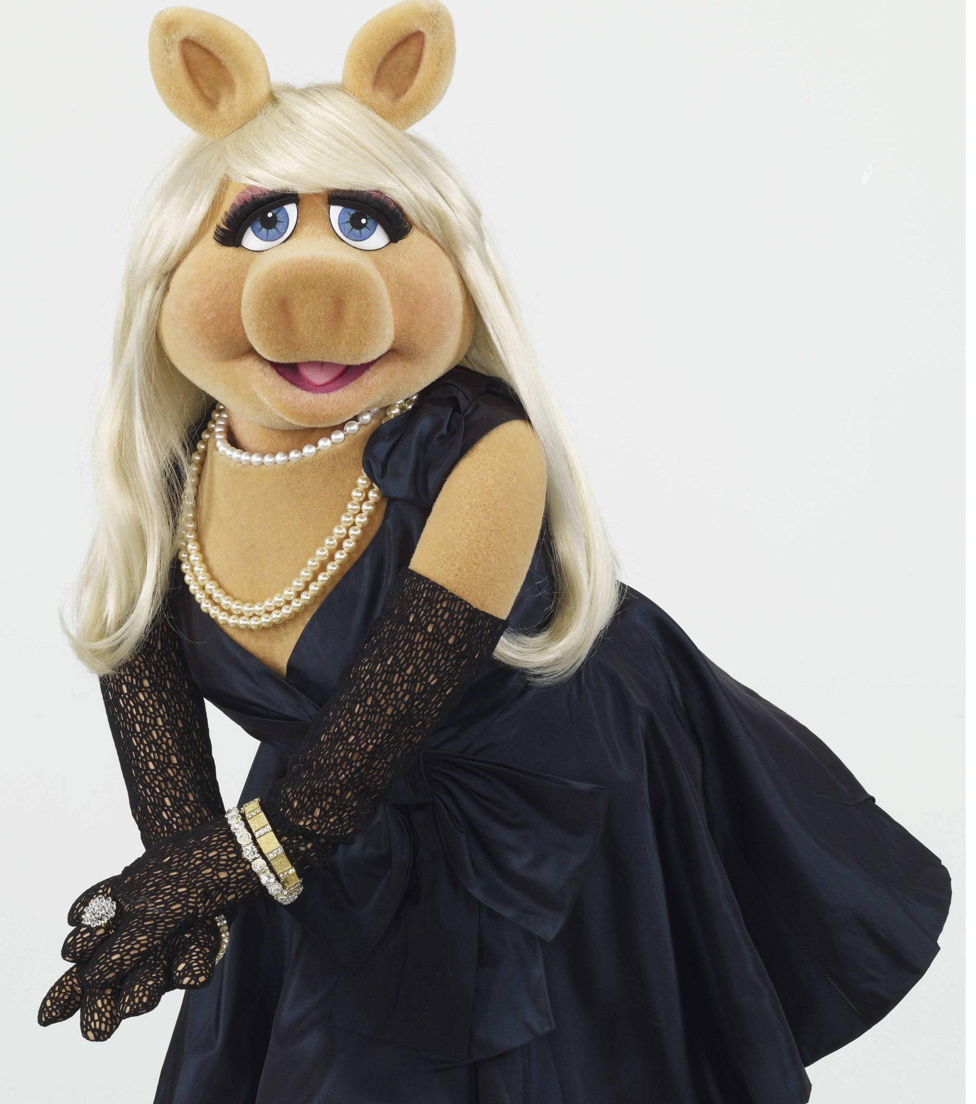Miss Piggy 優雅黑色禮服 壁紙 — 豬小姐穿著華麗的黑色緞面長袍，配以珍珠、蕾絲手套和鑽石首飾，在純白色背景前自信地擺姿勢。