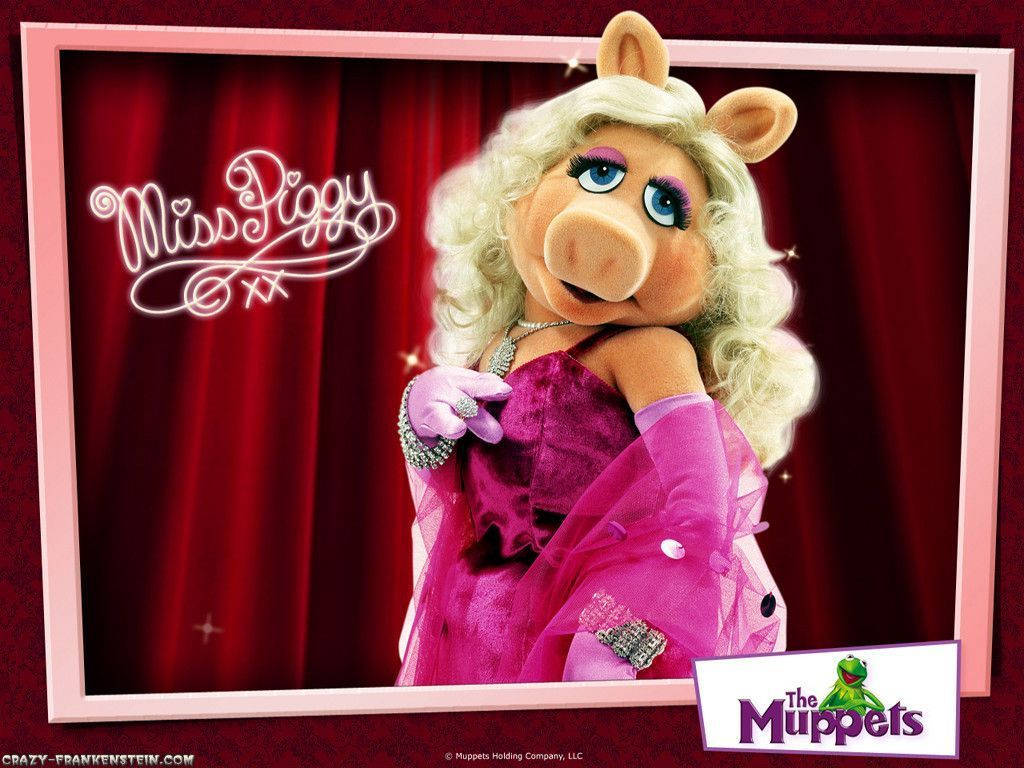 Miss Piggy 可愛粉紅裙 壁紙 — 豬小姐身穿華麗粉紅色長裙，在紅色帷幕背景前自信地擺姿勢，配以閃爍的相框。
