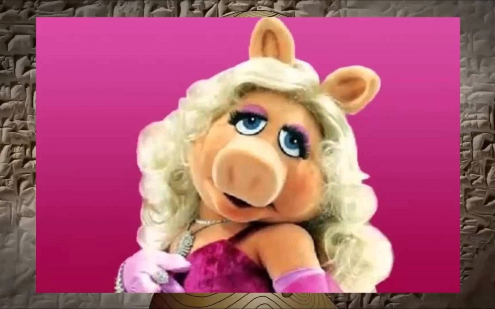 Miss Piggy 粉紅色迷人造型 壁紙 — 布偶角色豬小姐（Miss Piggy）擁有一頭金色捲髮和紫色妝容，在充滿活力的粉紅色漸變背景前擺姿勢。