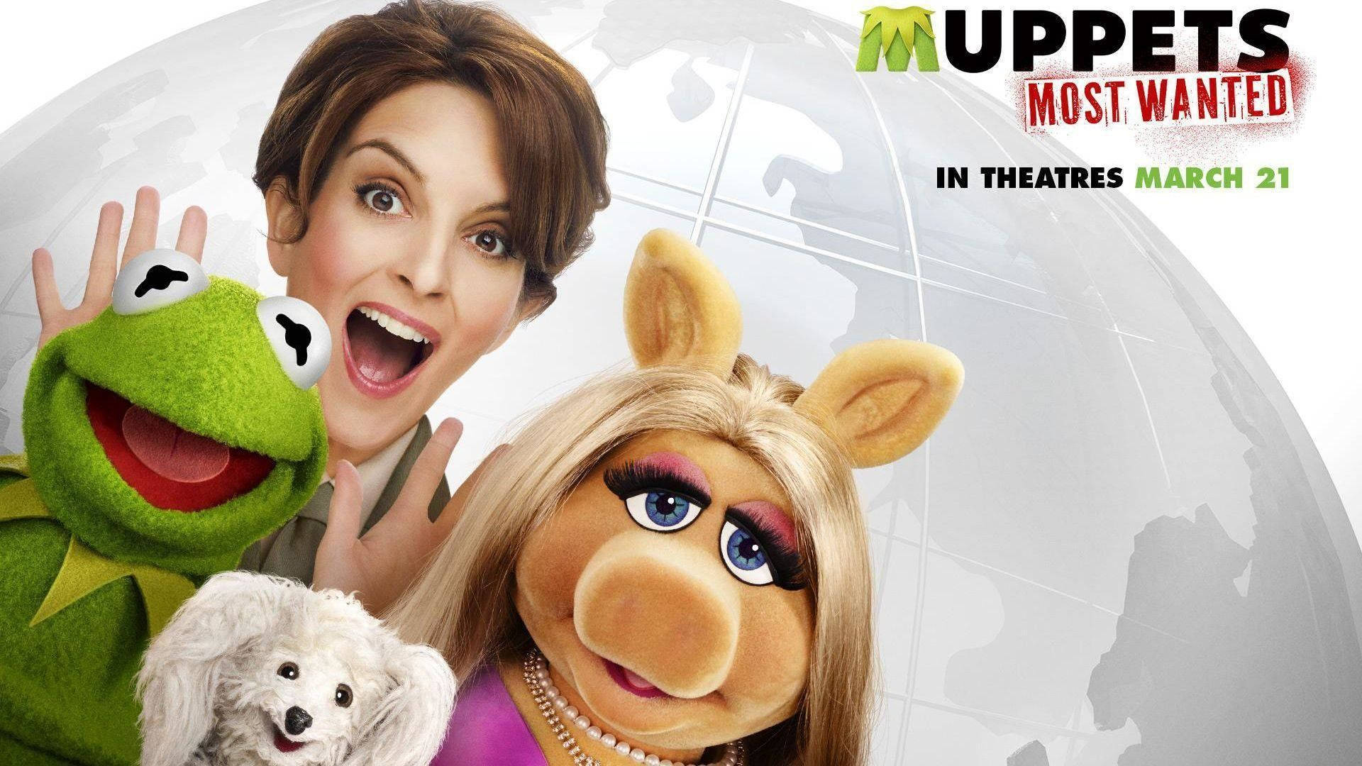 Miss Piggy《Muppets Most Wanted》電影 壁紙 — 一張充滿活力的電影海報，以青蛙柯密特、豬小姐和一位帶著白色狗的女性為主角，背景為地球儀。