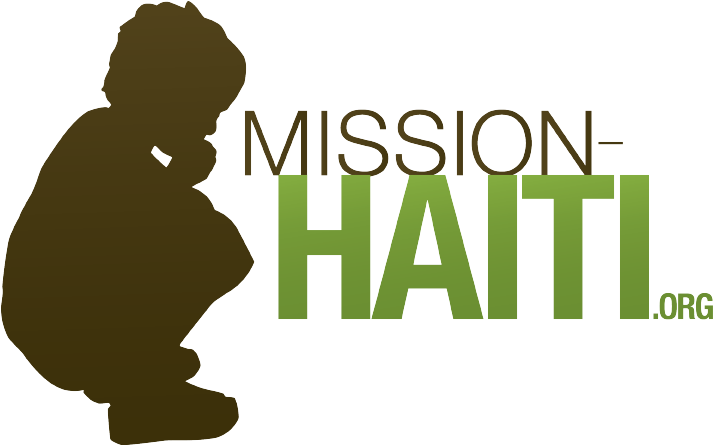 Mission Haiti標誌 壁紙 — 一個標誌，包含一個棕色剪影的人抱著一個孩子，旁邊是粗體綠色和金色文字「MISSION-HAITI.ORG」。