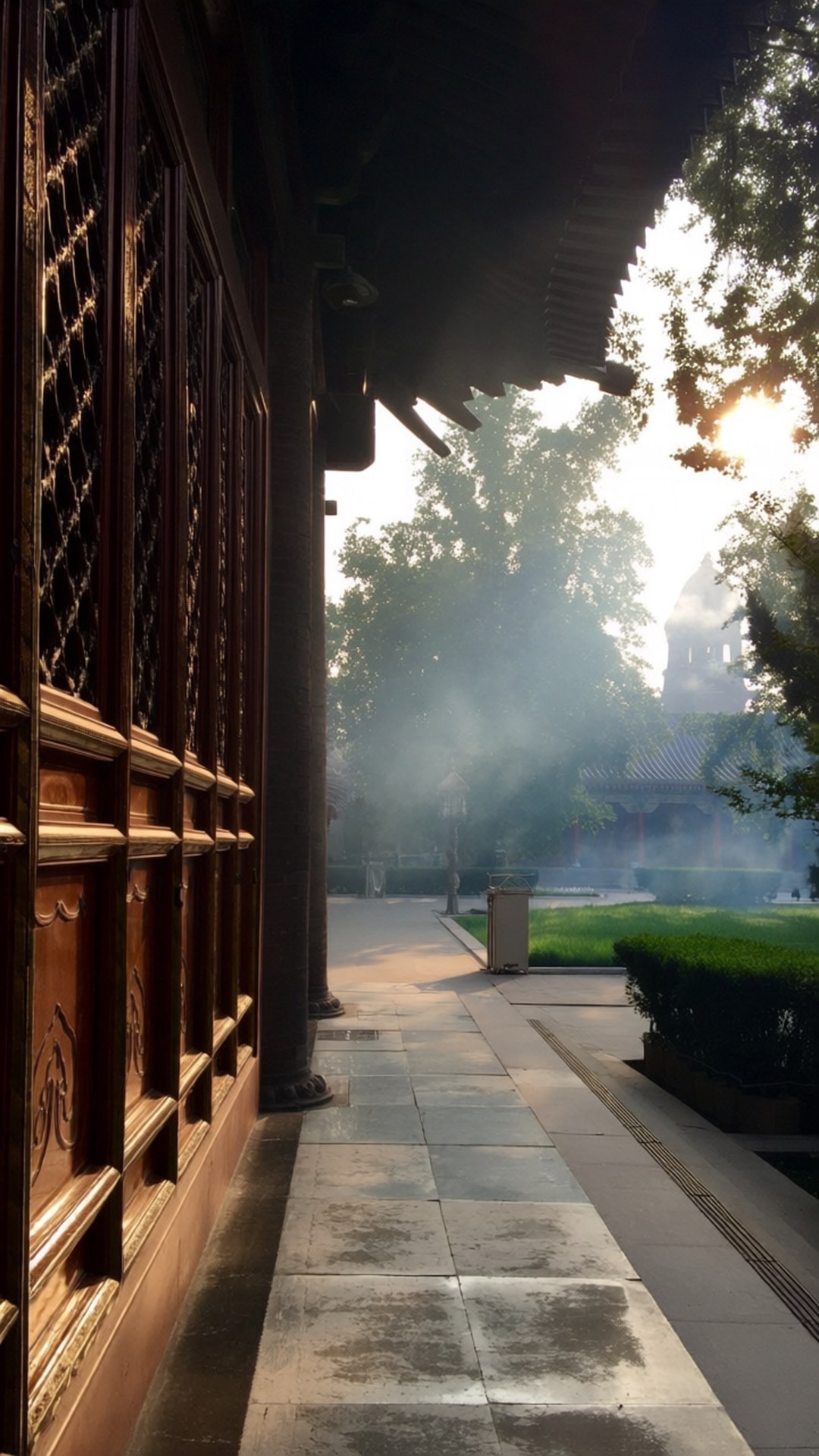 寺廟庭院，霧氣瀰漫的小徑，金色陽光穿過樹木