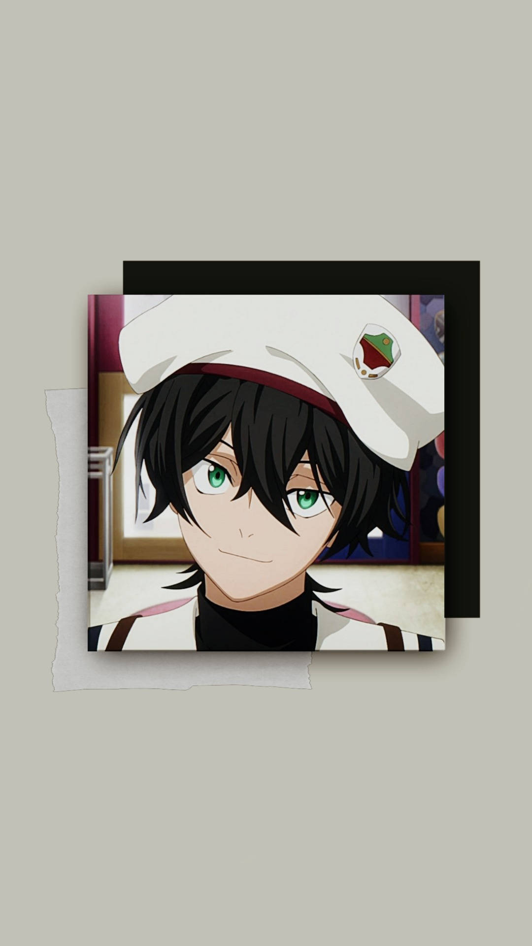 Miya Chinen 穿水手帽 壁紙 — 一位開心的動漫廚師，綠色眼睛和黑色頭髮，戴著帶有紅色帶子的白色廚師帽微笑。