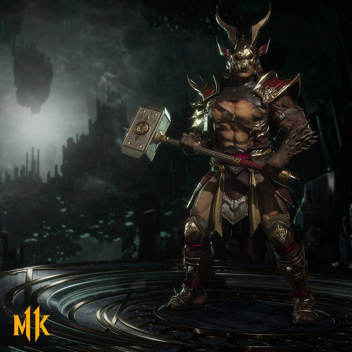 Mortal Kombat 戰士穿著金色盔甲，在圓形平台上拿著錘子。