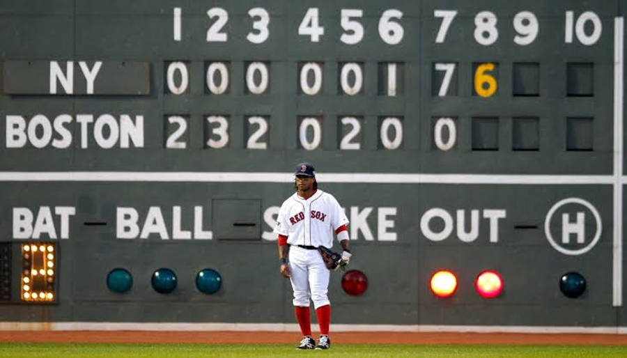 MLB比分：紐約對波士頓 壁紙 — 一名波士頓紅襪棒球選手獨自站在球場上，下方是一個巨大的記分板，顯示對紐約的7-6比賽。
