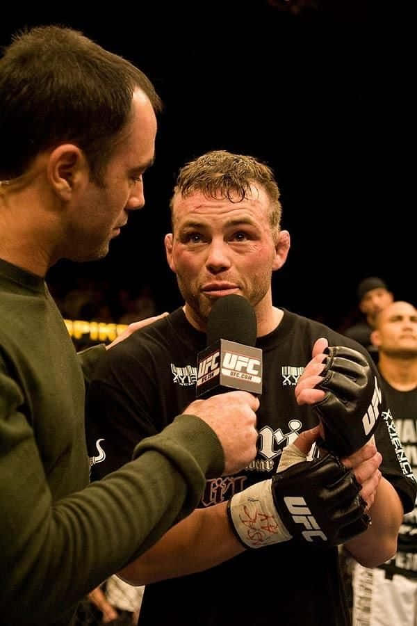 UFC拳手在黑暗的場館中比賽後接受採訪。