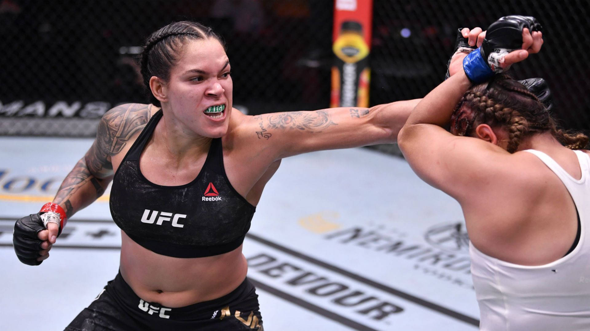 女性MMA拳手在UFC八角籠比賽中出拳。