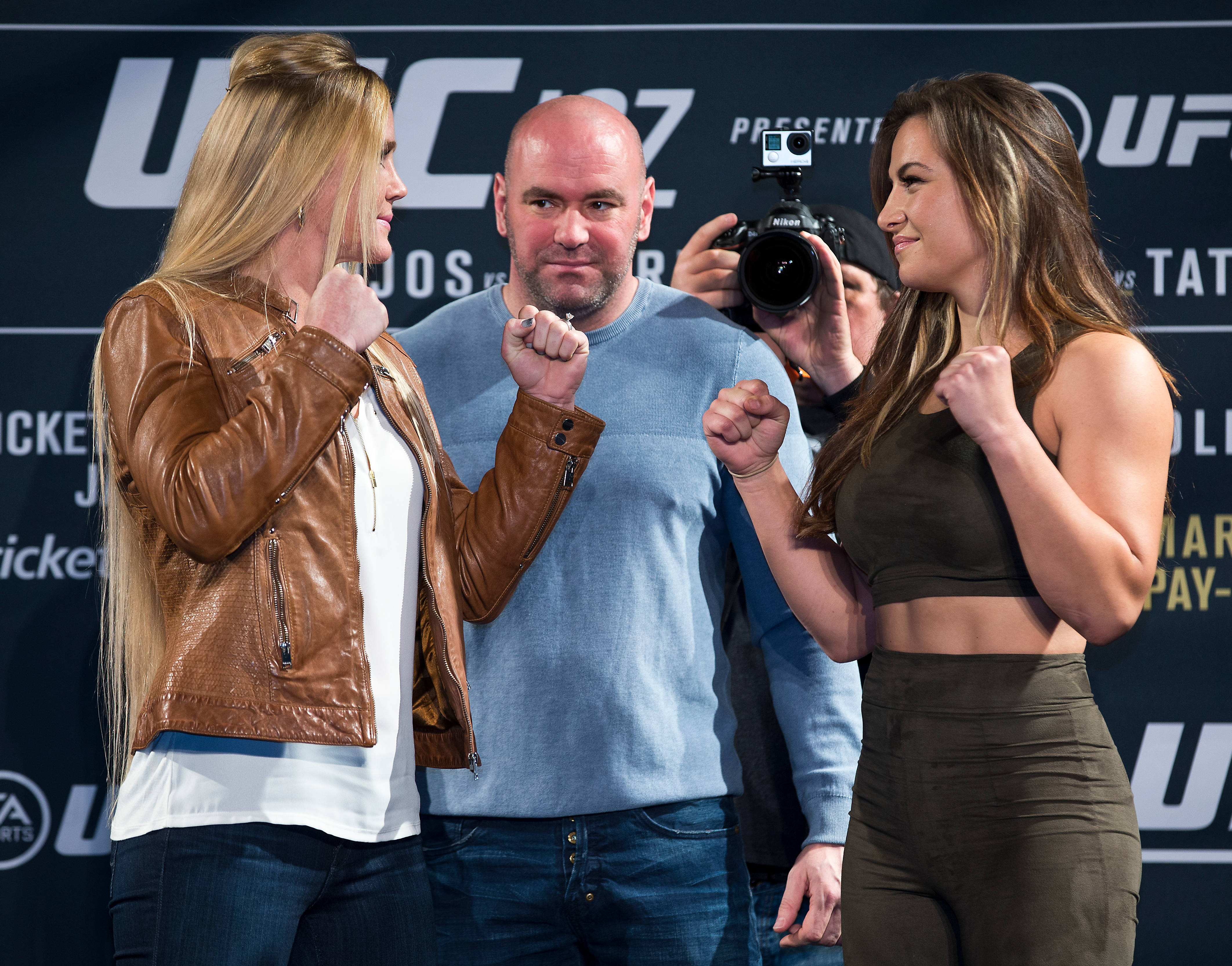 MMA選手Holly Holm與Miesha Tate 壁紙 — 兩名女性UFC拳手在丹拿·韋特之間進行緊張的賽前對峙。