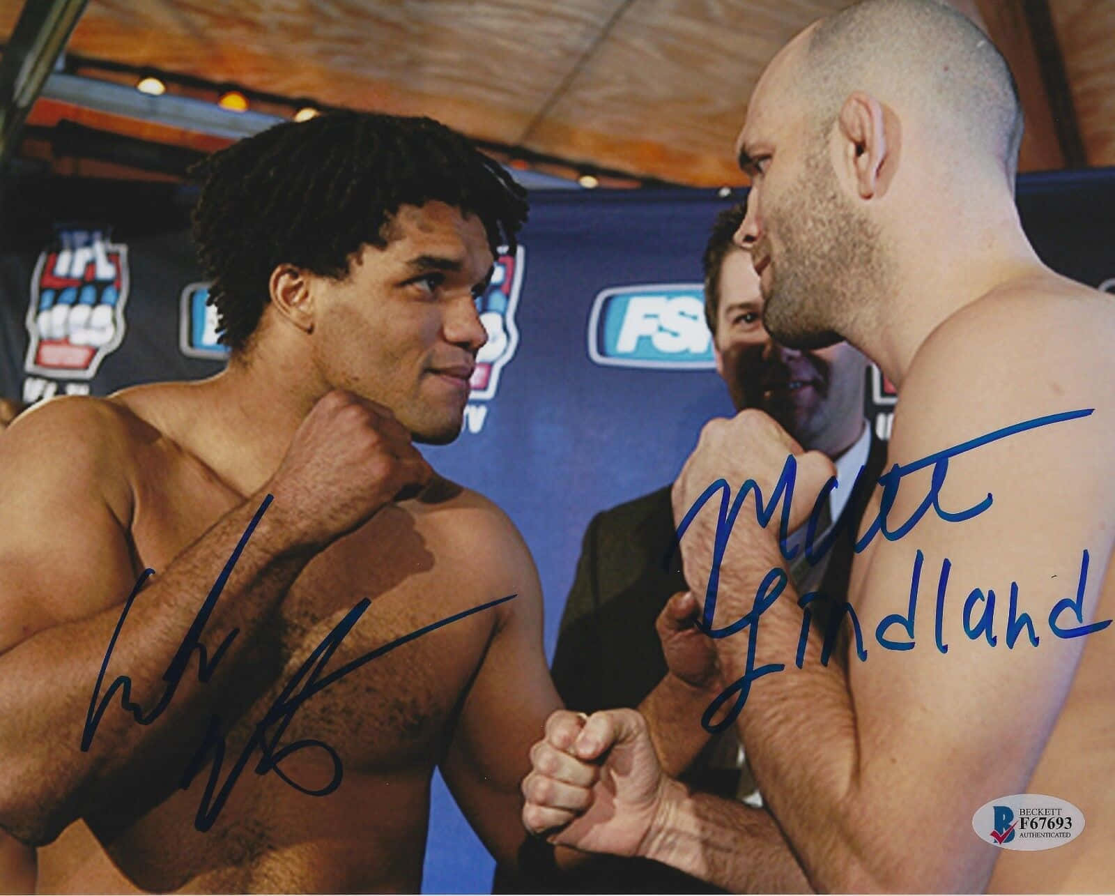 MMA選手卡洛斯·牛頓與馬特·林德蘭簽名照 壁紙 — 兩位肌肉發達的拳手在稱重活動中面對面進行緊張的賽前對峙，簽名清晰可見。