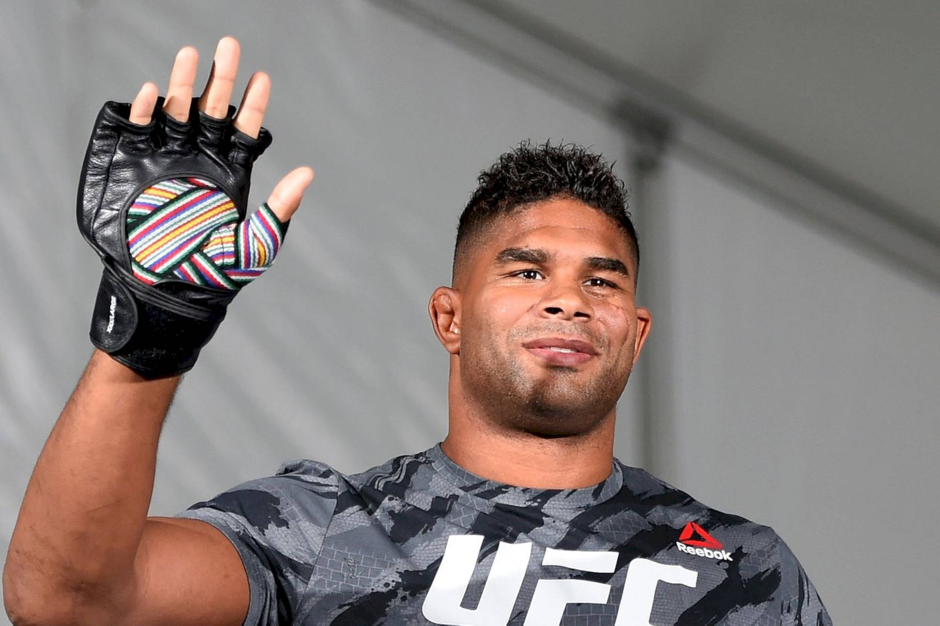 UFC拳手在稱重活動中揮舞著色彩繽紛的手套。