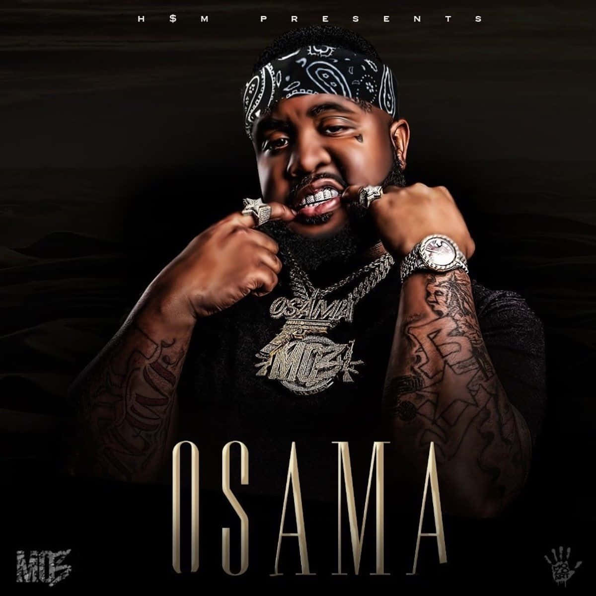 MO3《OSAMA》專輯海報 壁紙 — 一位自信的饒舌歌手，身上有紋身和頭巾，在深色背景前戴著鑽石戒指擺姿勢。