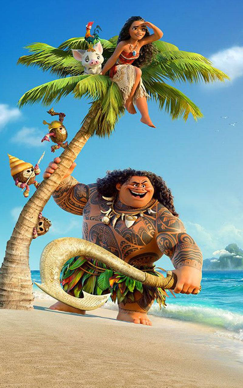 桌布 壁紙 — Moana 和 Maui 站在一個熱帶海灘上，有棕櫚樹和海洋波浪，在明亮的藍天下。