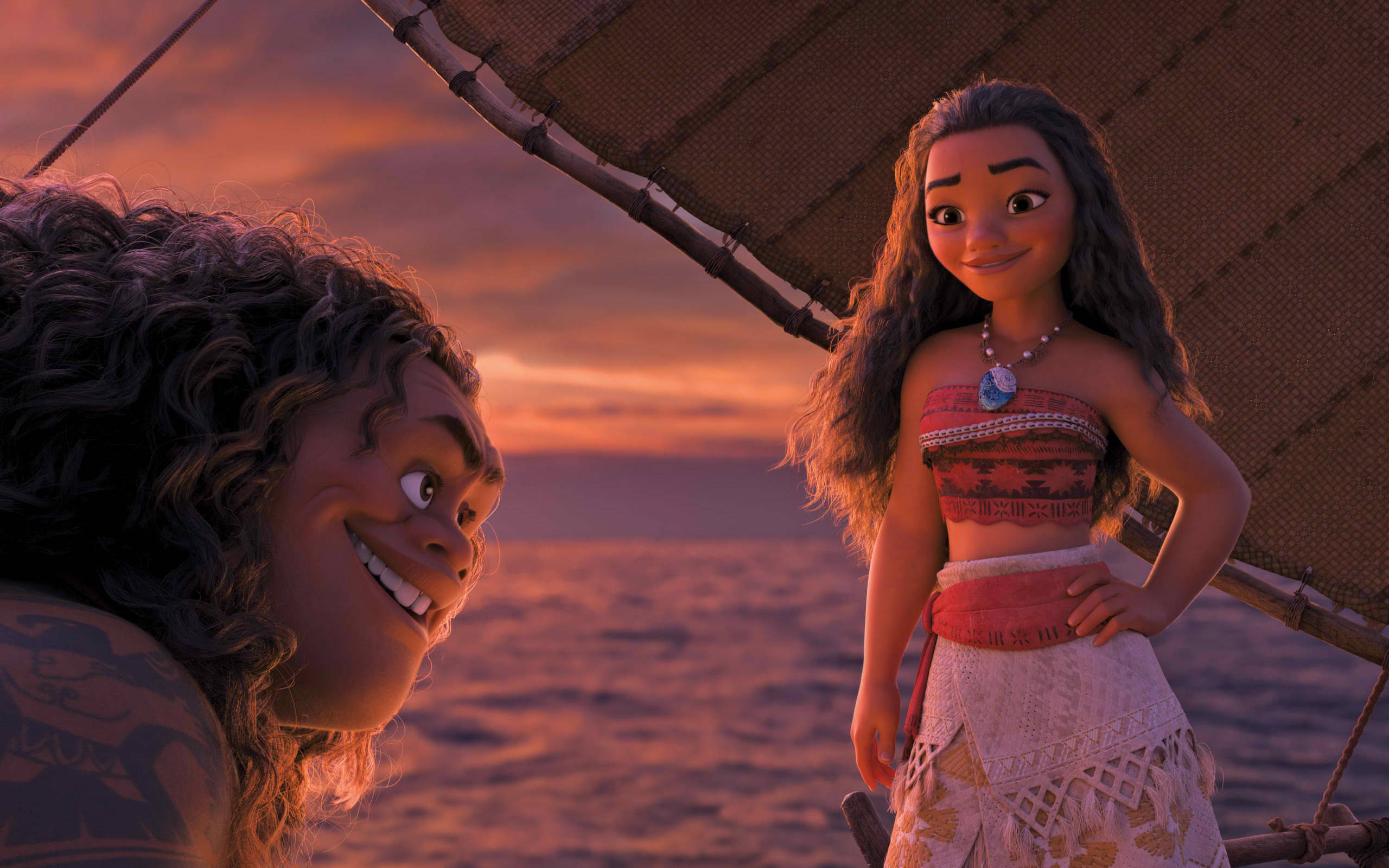 Moana 桌布 壁紙 — Moana 和 Maui 在船上分享溫馨時刻，夕陽以鮮豔的橙色和粉紅色調沉入海洋。