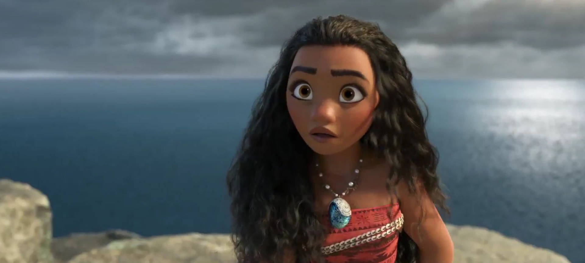 Moana 站在海洋上方的懸崖邊，看起來很驚訝。