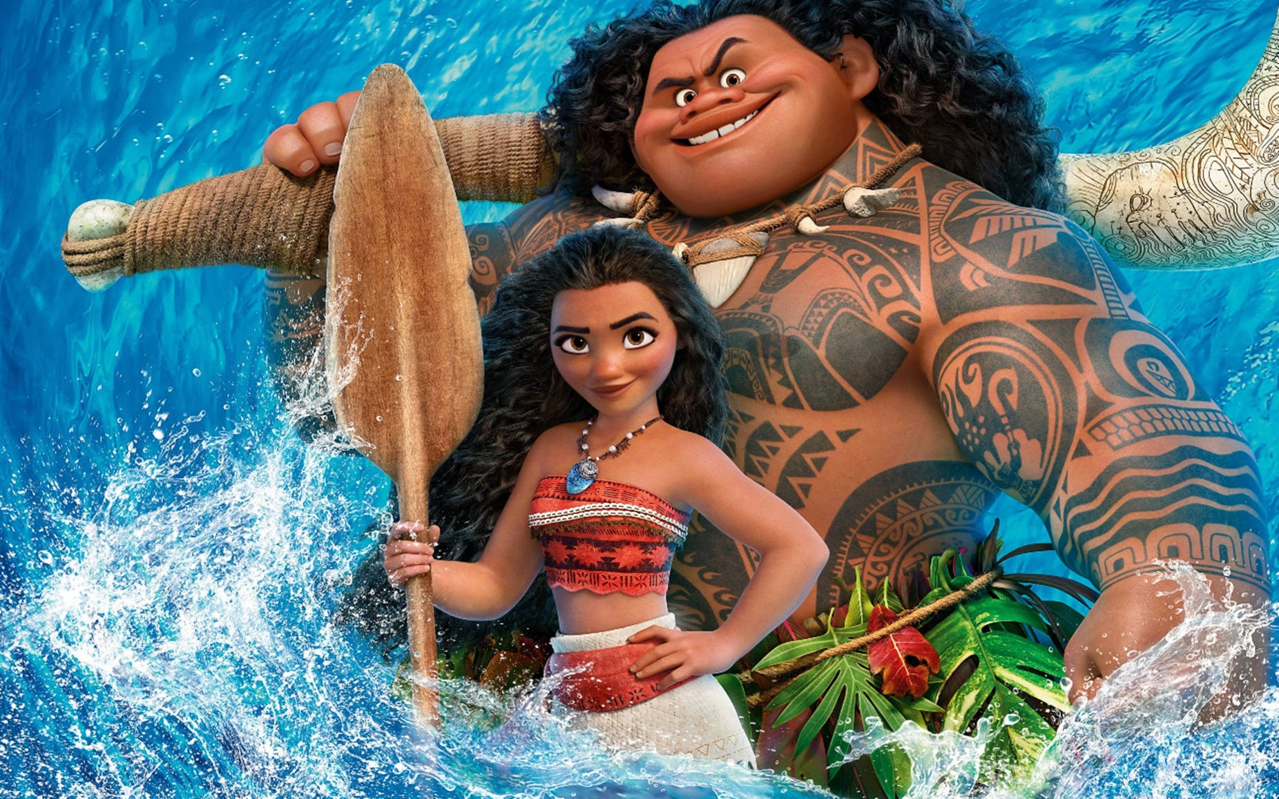 魔海奇緣 桌布 壁紙 — Moana 和 Maui 划過充滿活力的藍色海浪，周圍有熱帶植物和動態水花。