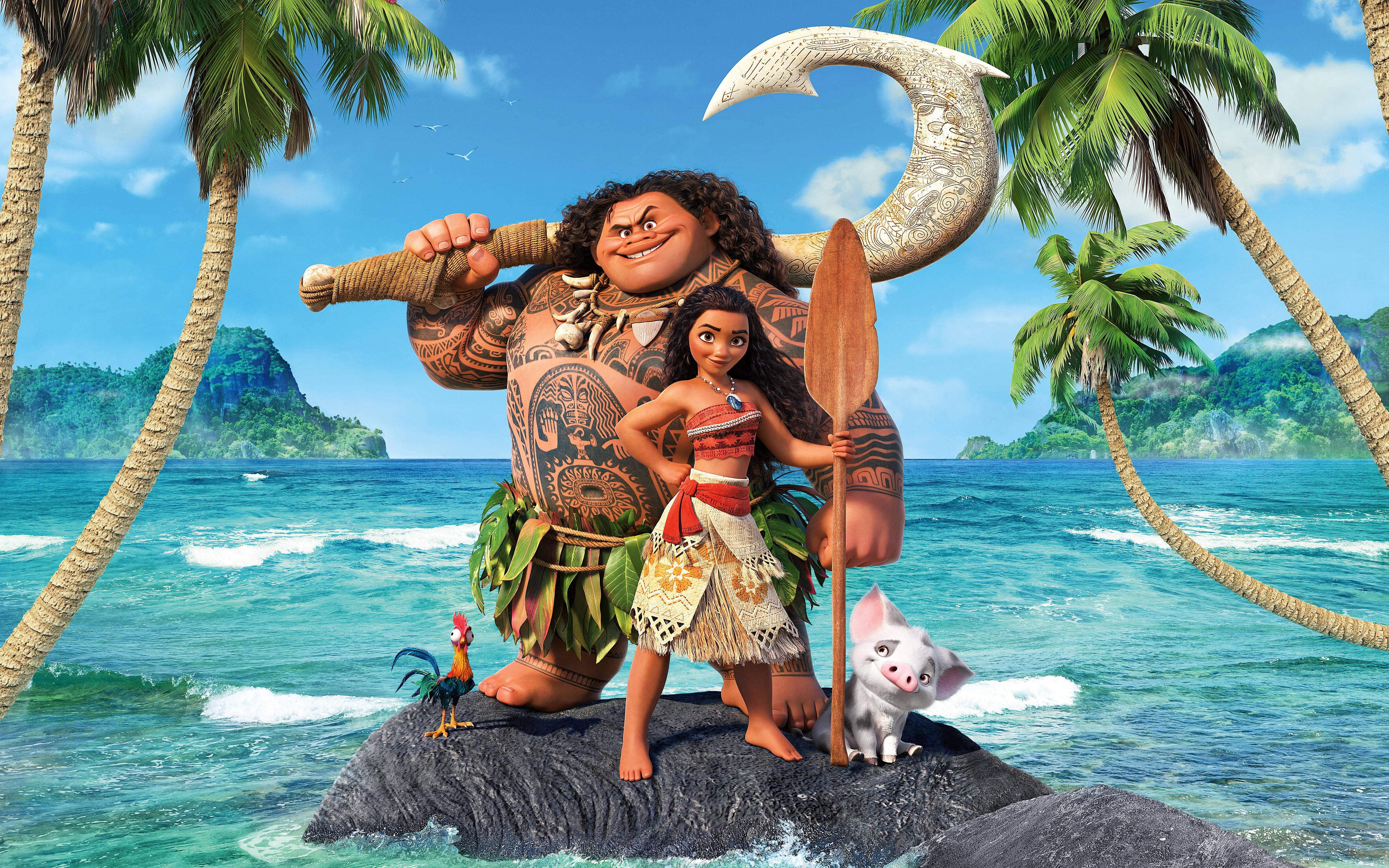 魔海奇緣 桌布 壁紙 — Moana 和 Maui 自豪地站在岩石海灘上，背後有棕櫚樹和碧綠的海洋。