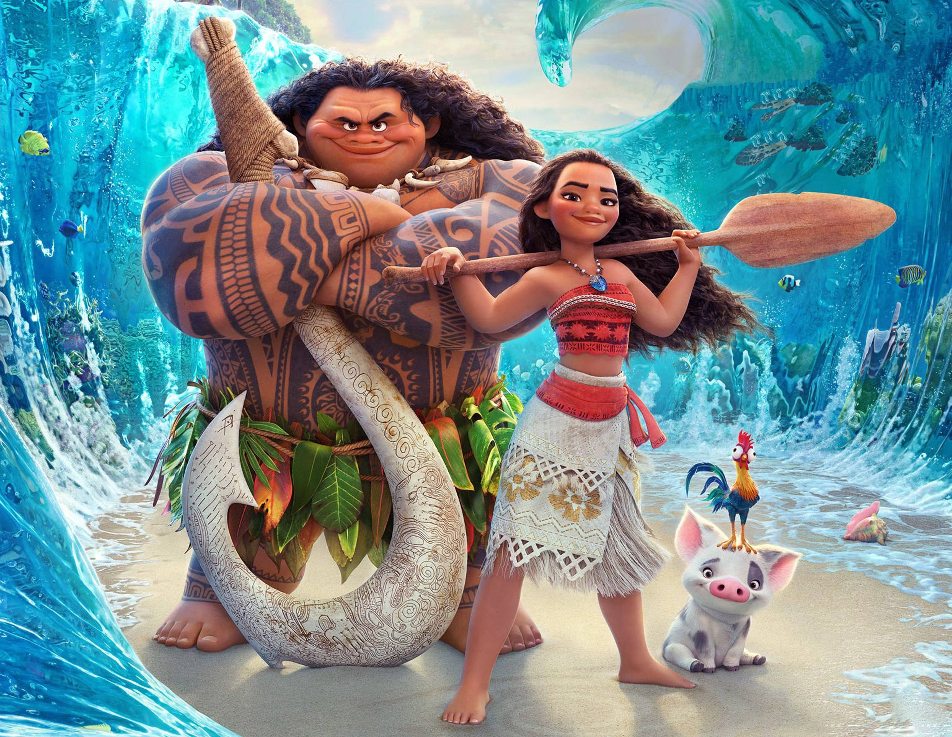 Moana 桌布 壁紙 — Moana 和 Maui 英雄般地站在沙灘上，身後有巨大的魚鉤和翻騰的海浪。