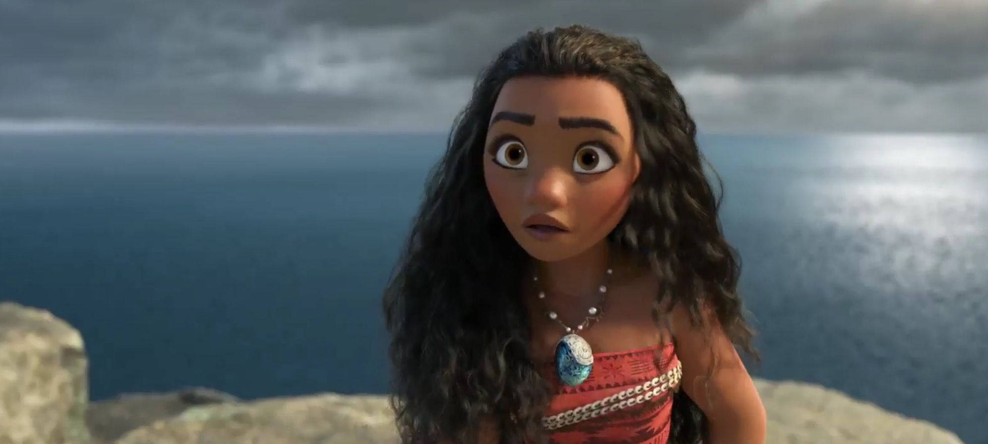 桌布 壁紙 — Moana 站在岩石懸崖上，俯瞰著暴風雨天空下的廣闊海洋，睜大了眼睛。