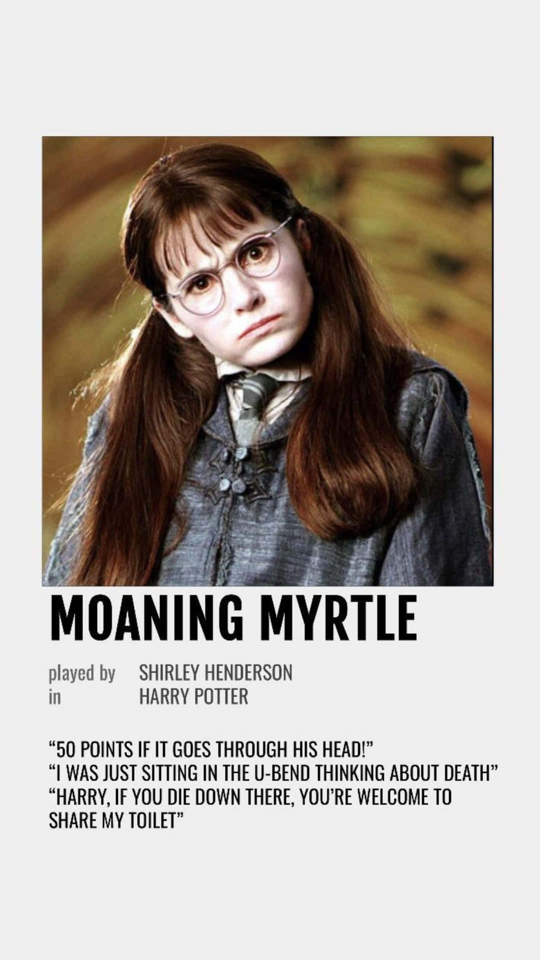 Moaning Myrtle 角色介紹 壁紙 — 女演員莎莉·亨德森飾演《哈利波特》中哭泣的桃金娘的近距離特寫，表情不悅，戴著圓框眼鏡。