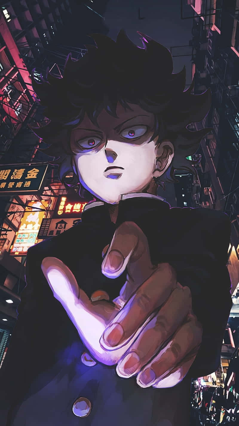 Mob Psycho 單人畫面 壁紙 — 一個堅定的動畫男孩，擁有發光的紫色眼睛，在夜晚霓虹燈照亮的城市小巷中向前指。