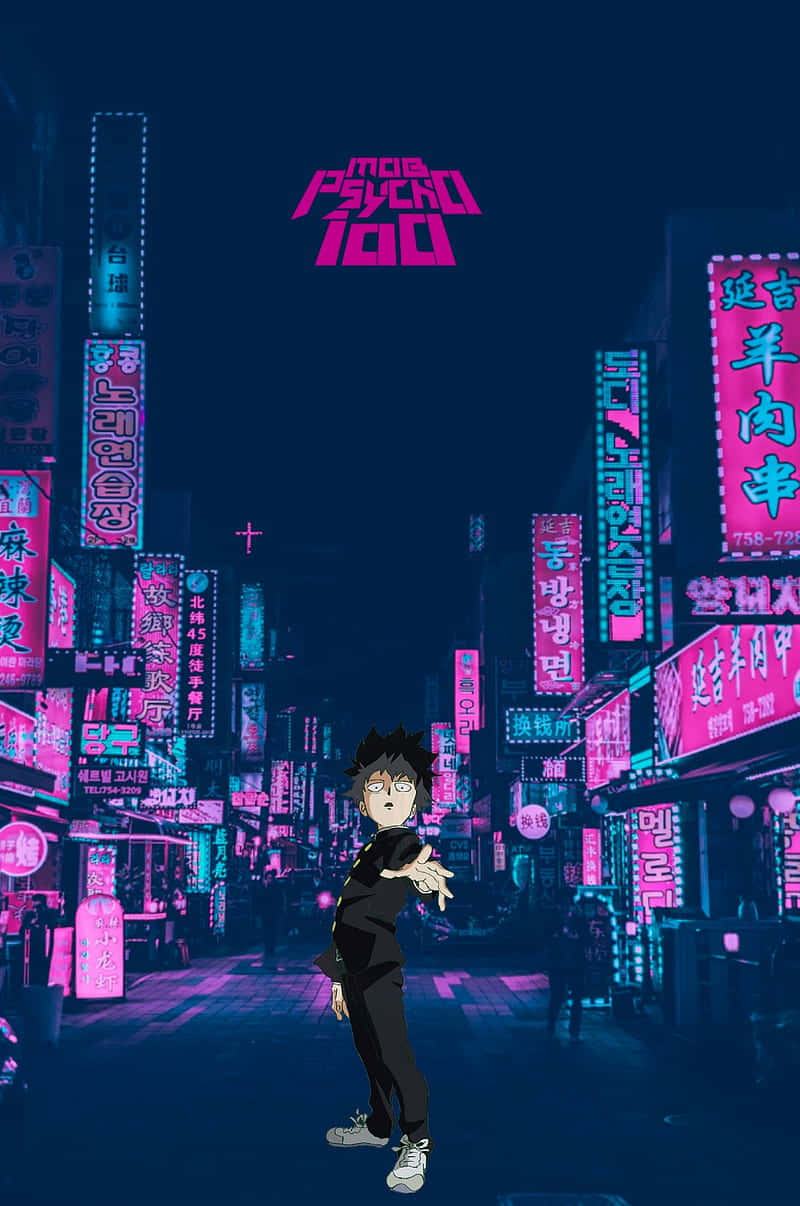 Mob Psycho 電影海報畫面 壁紙 — 一個年輕的動畫男孩站在夜晚霓虹燈照亮的城市小巷中，周圍是發光的粉紅色和藍色標誌。