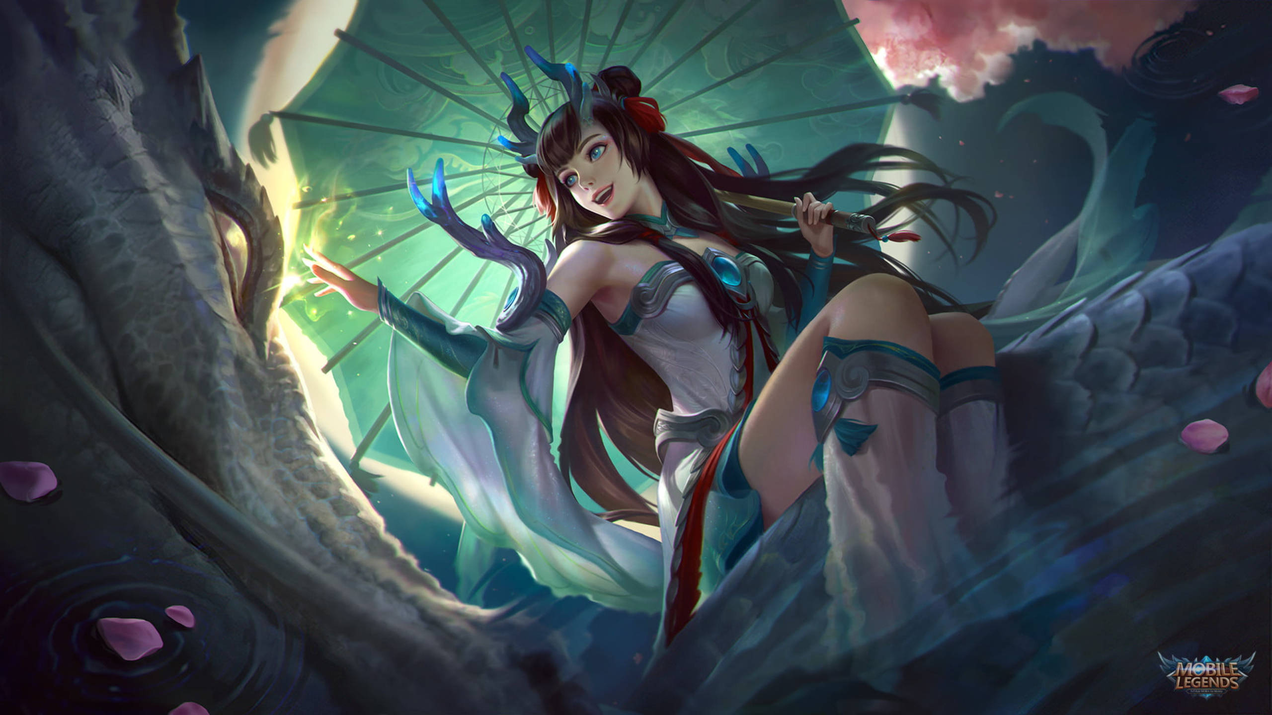 《Mobile Legends》嘉拉與白龍 壁紙 — 一位幻想動漫女孩，長長的黑髮，手持發光的綠色陽傘，坐在龍背上，周圍有粉紅色的花瓣飄落。