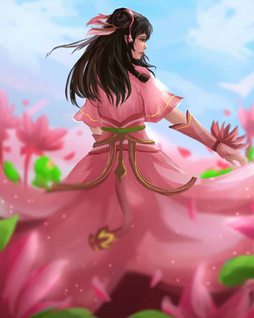 《Mobile Legends》桂妮維爾蓮花粉裙皮膚 壁紙 — 一位優雅的動漫女孩穿著飄逸的粉紅色連衣裙，站在盛開的蓮花中，背景是柔和的藍天。
