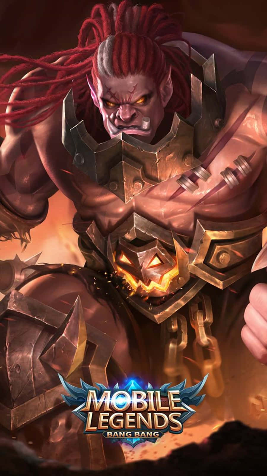 《Mobile Legends》巴爾蒙德「血獸」坐姿圖 壁紙 — 一個兇猛的紅髮戰士身穿華麗盔甲，在熾熱的背景中緊握著發光的南瓜頭武器。