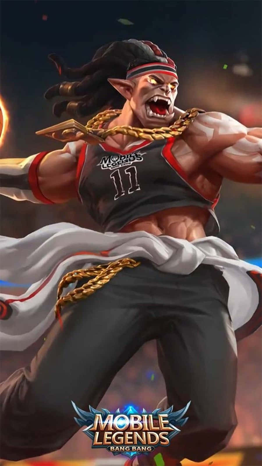 《Mobile Legends》巴爾蒙德「狂野指揮官」造型 壁紙 — 一位兇猛的奇幻戰士，眼睛發光，戴著金鏈，穿著『Mobile Legends』球衣在戰鬥中咆哮。