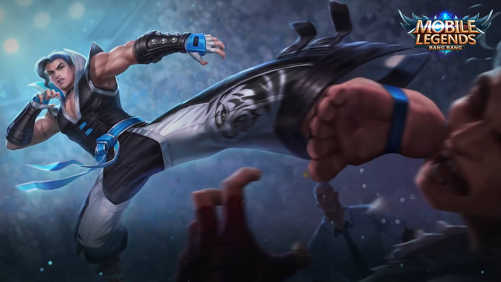 《Mobile Legends》中的「Chou」 壁紙 — 一個身穿黑色和藍色盔甲的動態動漫戰士在半空中躍起，用發光的拳頭攻擊敵人，背景是霧濛濛的藍色。